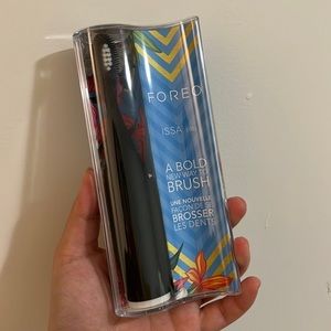 FOREO ISSA play a BOLD new way to BRUSH toothbrush